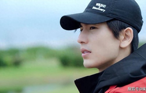 纯素颜出镜！张凌赫打破粉底液将军争议，官媒点评的话他是真听进去了