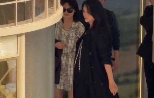 47岁汤唯挺孕肚出席活动，脸色红润状态不错，孕味十足