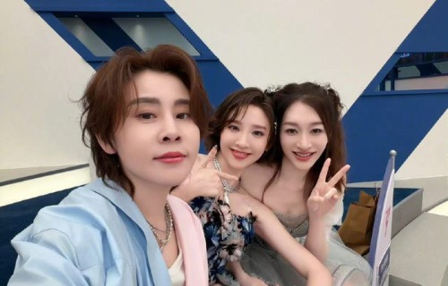 唐艺昕李小冉王濛互动引关注