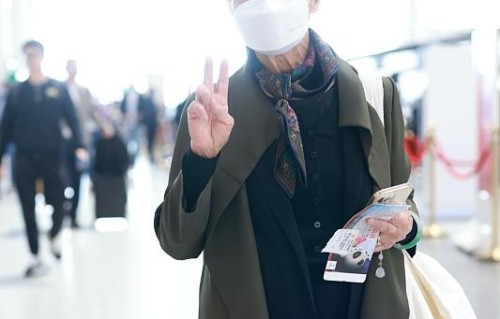 组图:85岁老戏骨吴彦姝独自出行 对镜头比剪刀手精神矍铄|首都机场|视觉中国