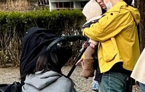 陈伟霆何穗公园遛娃：半岁儿子白到发光，但这只旧拳击手套才是让全网破防的原因