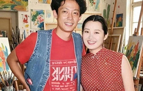 王志文和他的初恋情人，看俩人笑的多甜啊，还挺般配的