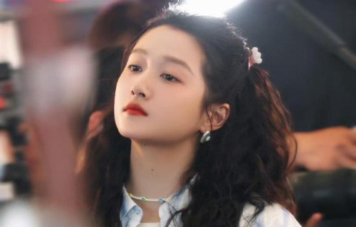 李昀锐关晓彤牵手剧宣# 双神同框！《耀眼》搂肩牵手花絮释出