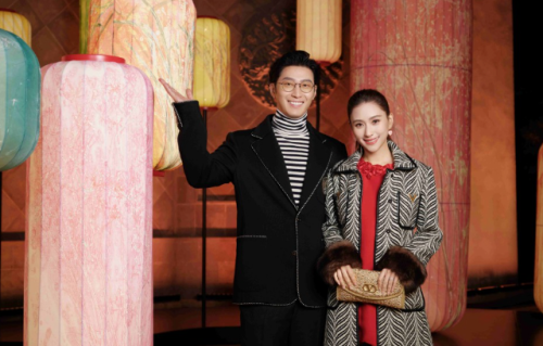 婚变传闻彻底翻篇！何超莲窦骁樱花树下并肩漫步，一个背影就粉碎了所有流言