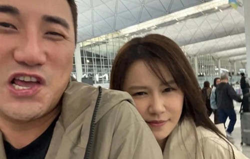 香港知名女星与荧幕CP亲密出游，头靠肩不避嫌，另一半的反应亮了