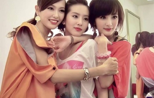 曝85花又换经纪人了！飞天奖视后赵丽颖躺枪