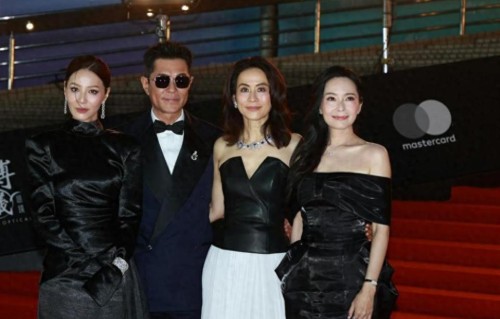 古天乐扶郭羡妮惹骂战，经纪人还原真相：穿紧身裙险些摔倒