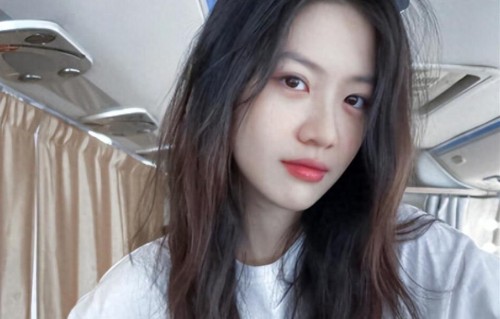 演员向涵之进入叛逆期，连发9张妈妈照片，配文引发争议