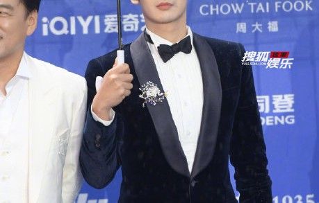 2026年北京电影节上，于适给王耀庆撑伞的完整过程是怎样的？