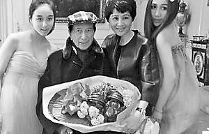 何超盈“女神”形象贺赌王四太生日(图)