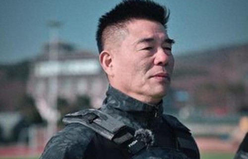 娶小27岁央视才女，快60岁才当爹，如今他衰老明显，娇妻气质出众 