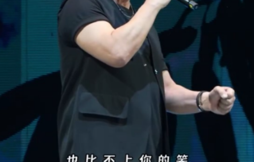 香港知名男星演唱会显老态！美籍太太满头白发，曾被嘲像母子