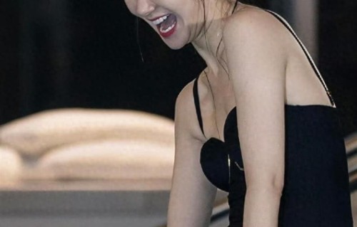 戚薇泳池生图抓拍，黑色泳衣大秀白皙修长美腿