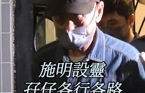 施明葬礼！李家鼎神情悲伤同幼子离开，大儿子夫妻被指面相凶恶