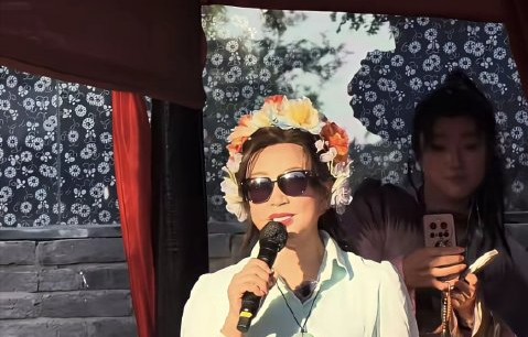 刘晓庆在开封万岁山武侠城与王婆互动的完整视频是什么样子？