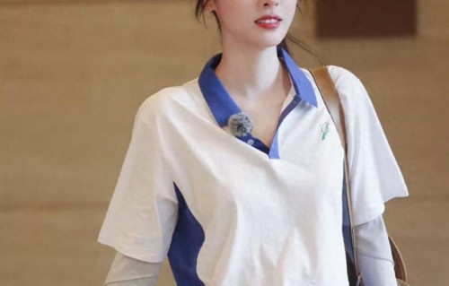 张碧晨深圳录节目路透，一身校服打扮，完全是学霸学姐呀好温柔！