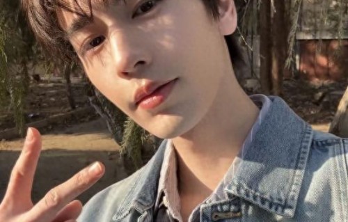 张凌赫拍摄《归鸾》脚伤严重，一瘸一拐坚持工作引粉丝心疼 