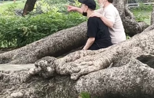 从“一年一通电话”到搭肩同游：成龙72岁生日，父子俩终于坐到了一起