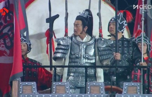 何润东以霸王形象亮相苏超赛场助阵