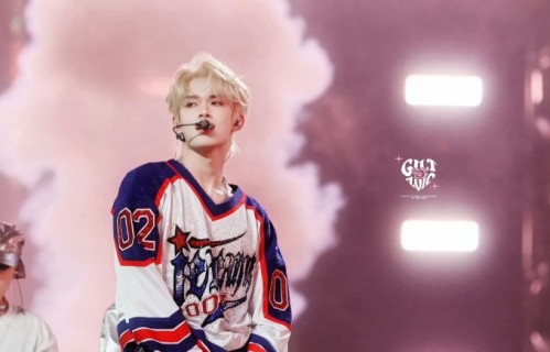 张极演唱会真情告白：高喊“再浪漫一下”引全网共鸣|帅哥自拍|粉丝|舞台|小鸡|仪式感