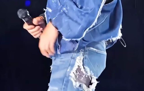 谢霆锋武汉暴雨开唱！“屁股破洞”露玉蝴蝶底裤引关注