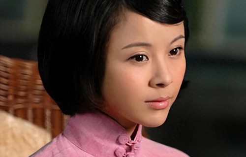 她19岁爱上“老渣男”，同居7年被抛弃，如今46岁脸肿发福认不出 