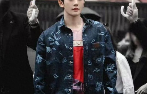 邓为撞衫红肚兜爆火！颜值封神自带反差，事业现状却满是争议