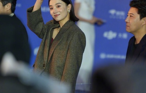 宋佳短发造型亮相北影节，为新片《余烬》颠覆形象剃寸头