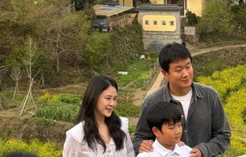 佟大为和老婆关悦带9岁儿子现身江西农村游玩，一家三口合照留念