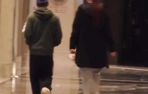 王宝强带女友开京牌大G到青岛，冯清人高马大，衬得宝强像小娇夫