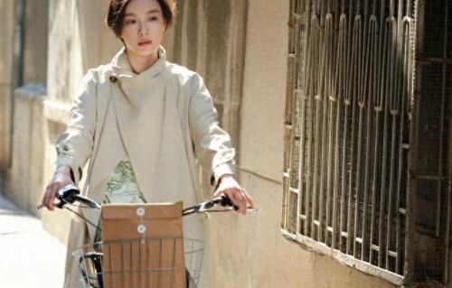 看了倪妮最新穿搭，新剪短发气质大变，如清朗少女又飒又松弛