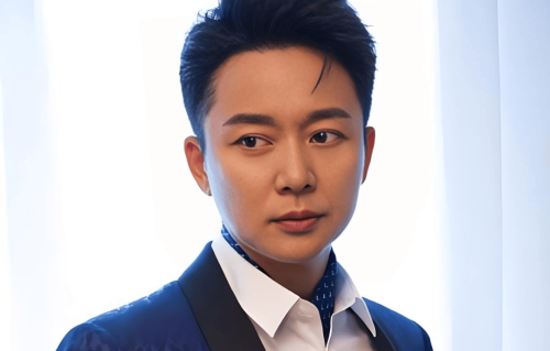 55岁刘奕君近况曝光！经历两段婚姻，如今28岁儿子成为他的骄傲