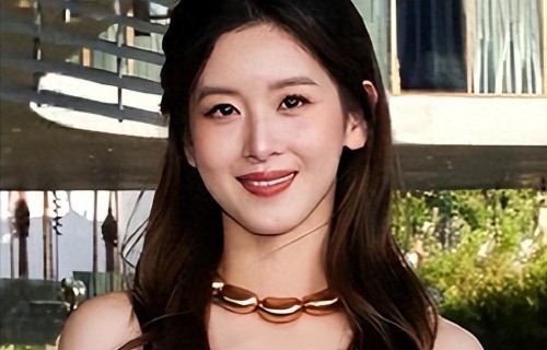 33岁章泽天风格大变！穿艳丽纱裙、比实际年龄成熟10岁 