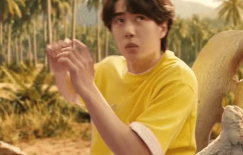 网友对王一博最新的两支创意广告短片的评价和反响如何？