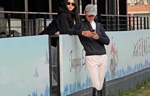 朱珠结婚晒五周年全家福!偶遇时陪老公吃路边摊小吃,4岁女儿超萌出镜像妈