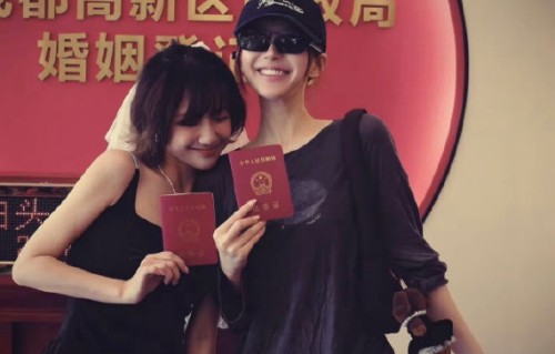 好友赵露思陪同领证，演员魏笑低调完婚引全网祝福|结婚|伴侣|结婚证|粉丝|民政局