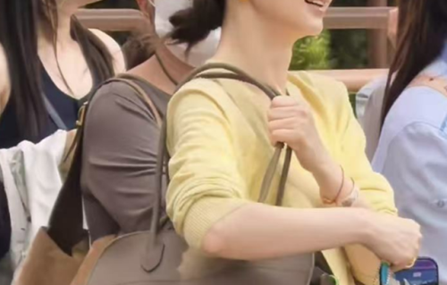 戚薇带3岁儿子逛泡泡玛特乐园，41岁的她不戴假发片，发量好少