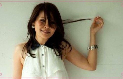 她曾是歌坛天后,被恩师陷害事业陷入低潮,现在41岁依旧单身