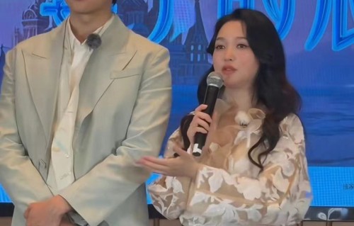 金莎孕相冲上热搜，与孙丞潇出席活动，老公对妻子贴身搀扶呵护备至