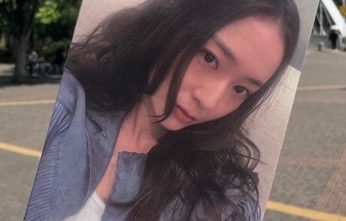 郑秀晶公开未曝光自拍照，蓝衣旧照引热议