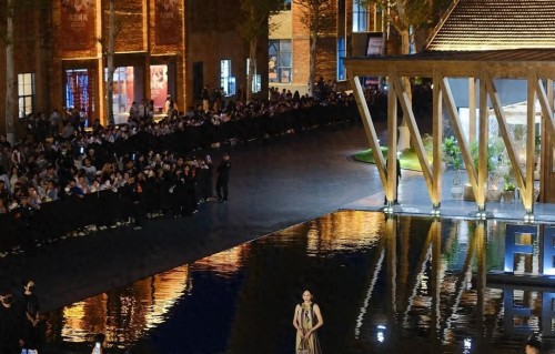 景德镇这一晚，唐嫣脸肿好疲惫，孟子义遭冷落，文咏珊斜刘海吸睛 