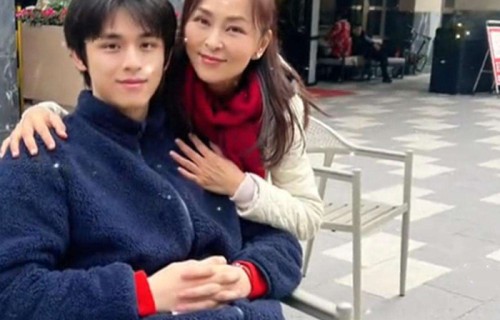 何音新年晒母子照，24岁黄博远可比黄志忠帅多了，天生一张明星脸