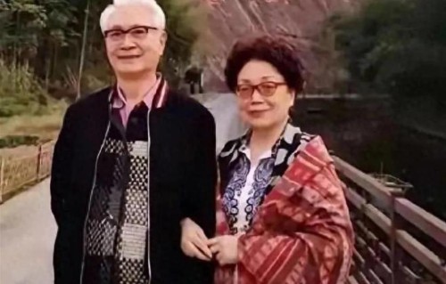 上影老演员梁波罗与妻子刘君旅游时留影，夫妇在一起走过50多年了