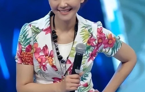 方琼回农村老家参加婚礼，52岁看着像30，独自坐在小板凳上玩手机