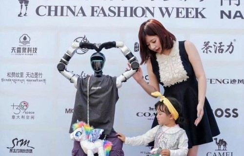 黄一鸣携女闪闪亮相时装周，时尚造型酷似爷爷王健林