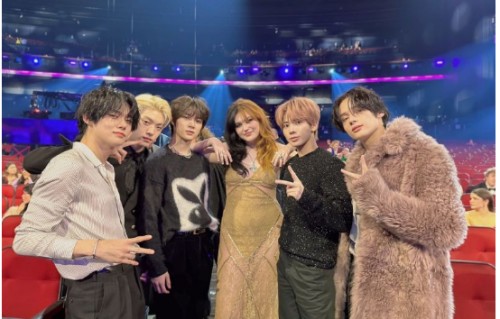 TXT登上全美音乐奖红毯,高冷造型帅翻粉丝!下秒见Taylor Swift马上切换迷弟模式|泰勒·斯威夫特|音乐奖项|受邀者|男团|皮草