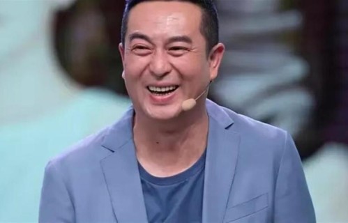 张嘉益现状：白发染黑太年轻，住西安大别墅，与二婚妻子甜蜜依旧