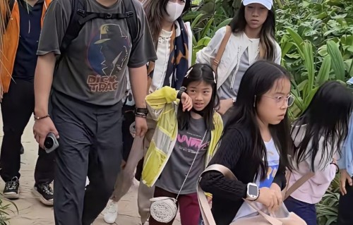 霍启刚一家游广西,郭晶晶穿工装裤配工地包，打扮休闲很时尚