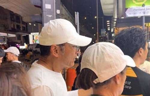 70岁周润发与67岁苗侨伟挤在烧饼店排队，掏皱巴巴20元要求“切半”路边聊天接地气