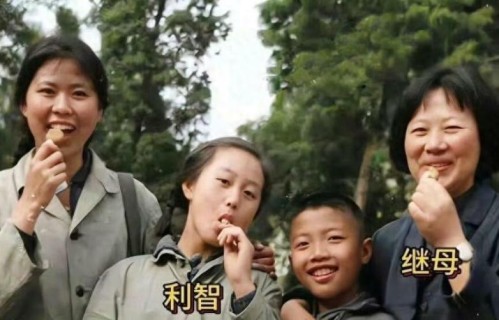 利智70年代全家福流出：在继母身旁笑容腼腆，苦都藏在这张照片里
